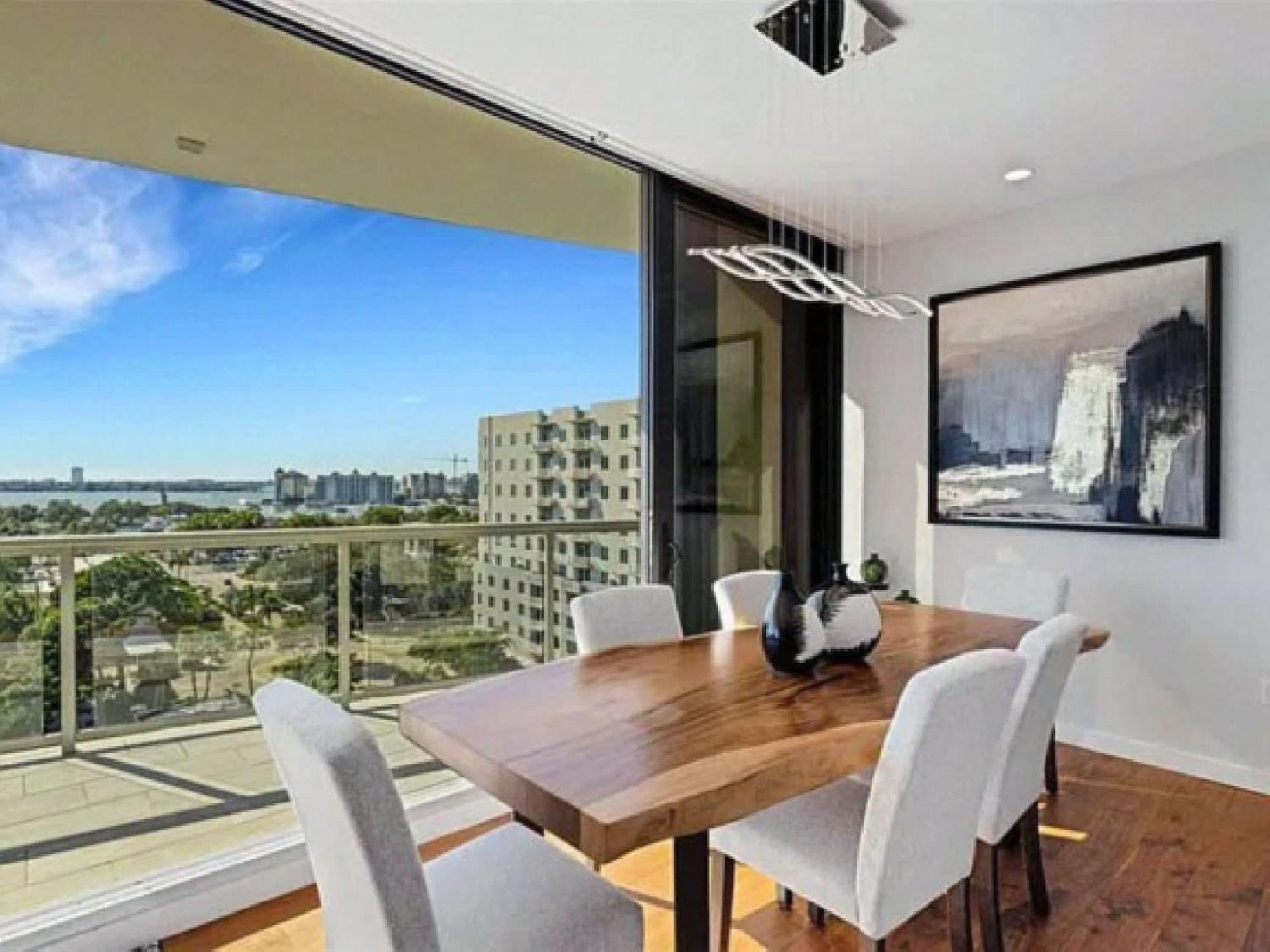Elegant Downtown Apartment *
